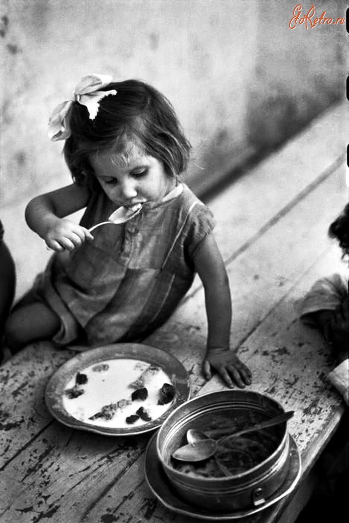 Неаполь - Италия, Неаполь, 1948 год - Девочка и ее скудная трапеза