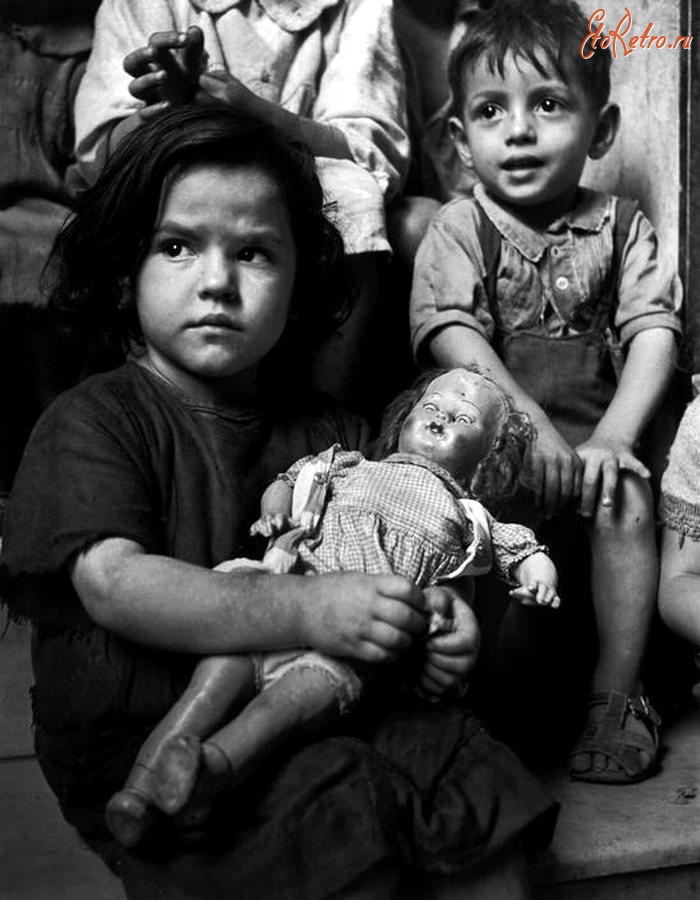 Неаполь - Италия, Неаполь, 1948 год - Дети, сидящие на ступеньках