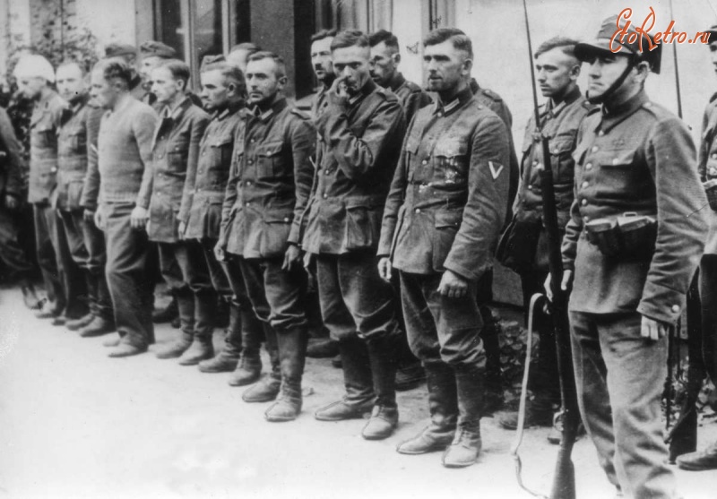 Варшава - Немецкие пленные под конвоем польских солдат на улице Варшавы