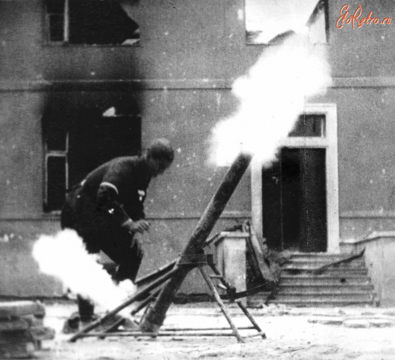 Варшава - Варшавский повстанец Ежи Шустер ведет огонь по немецким войскам из самодельного миномета