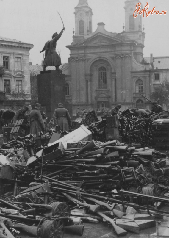 Варшава - Немецкие солдаты разбирают трофейное оружие и амуницию на площади Красинских в Варшаве