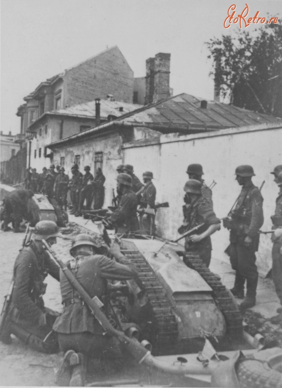 Варшава - Немецкие солдаты готовят самоходные мины «Голиаф» во время подавления Варшавского восстания