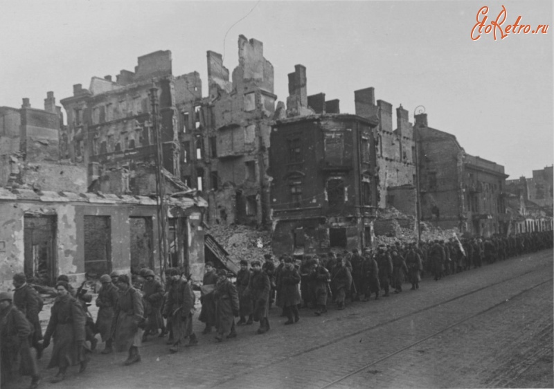 Варшава - Колонна советских солдат на марше по разрушенной улице Варшавы