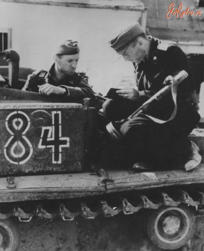 Варшава - Оберлейтенант-танкист русских коллаборационистских формирований разговаривает с немецким офицером