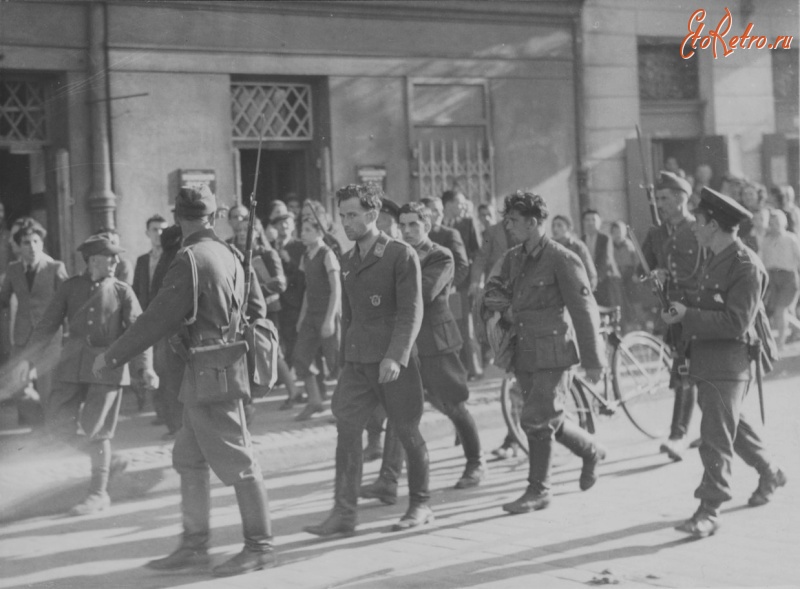 Варшава - Польские солдаты конвоируют двух офицеров люфтваффе и солдата вермахта по улице Варшавы