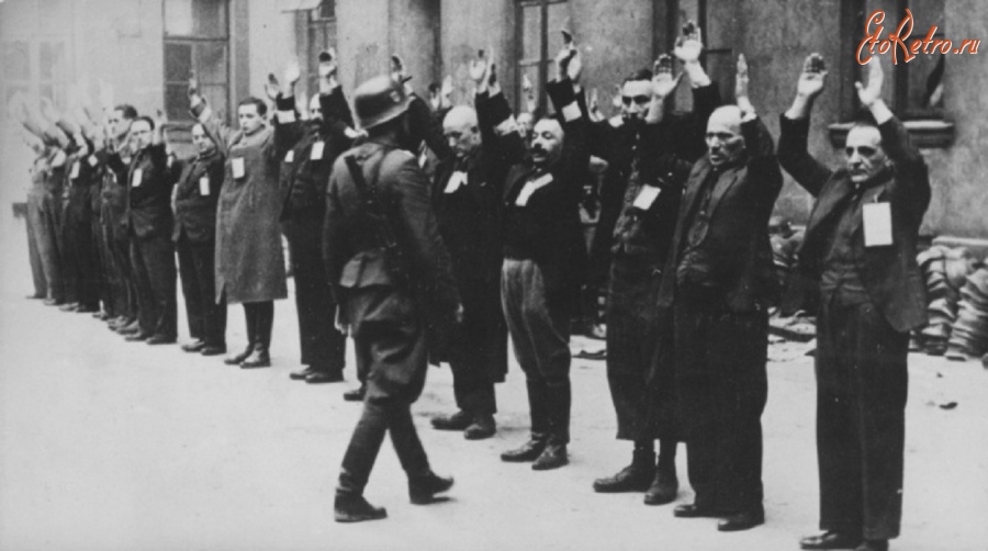 Варшава - Шарфюрер СС идет вдоль строя арестованных сотрудников фирмы «Брауэр» в Варшаве