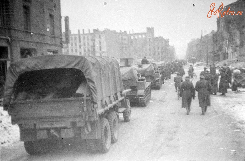 Варшава - Колонна советских и польских войск продвигается по Маршалковской улице Варшавы