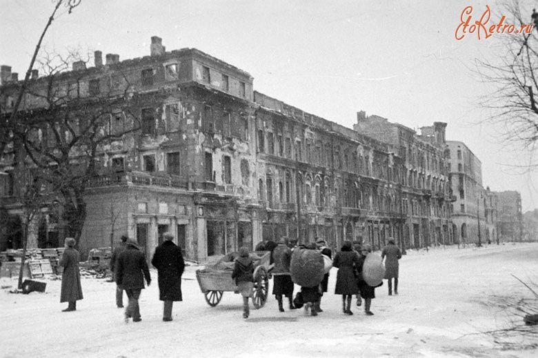 Варшава - Возвращение жителей в освобожденную Варшаву. Вид разрушенных зданий на одной из улиц города
