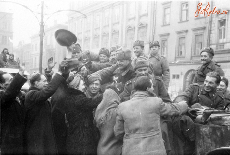 Краков - Жители освобожденного Кракова приветствуют проходящих через город бойцов Красной Армии