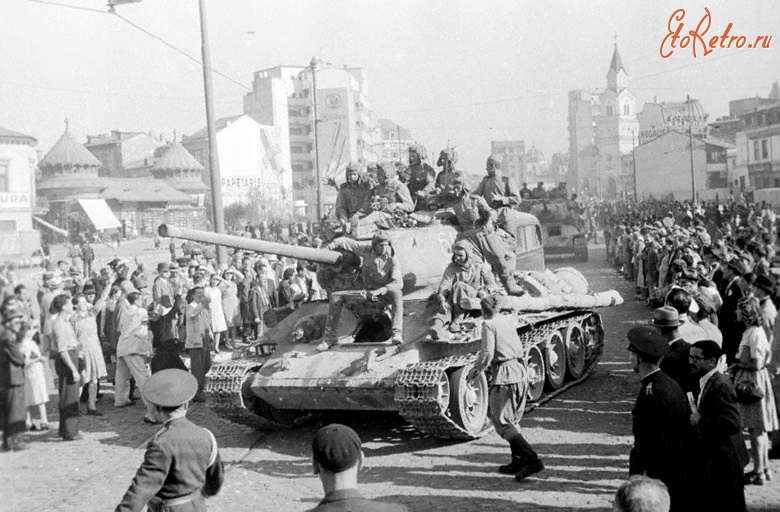 Бухарест - Жители Бухареста встречают советских воинов-освободителей, едущих на танках Т-34