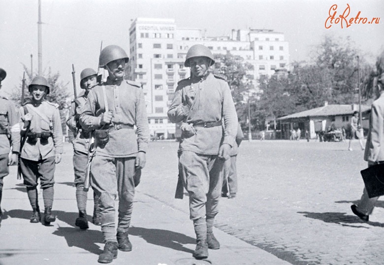 Бухарест - Совместный советский и румынский военный патруль на одной из улиц Бухареста в дни освобождения города от немецких захватчиков