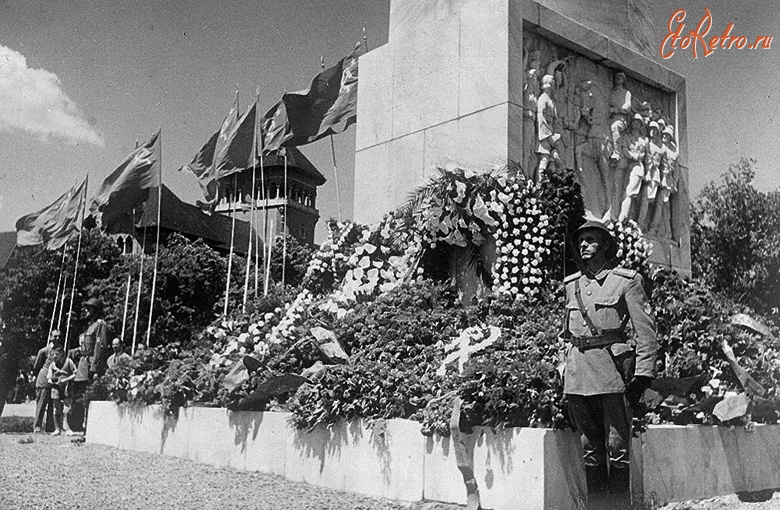 Бухарест - У памятника погибшим советским воинам в Бухаресте