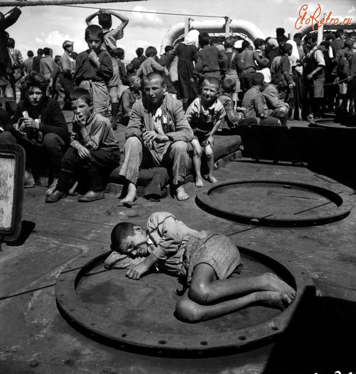 Греция - Греция, 1947 год - Группа голодных и обездоленных детей, которых эвакуируют с островов на материк