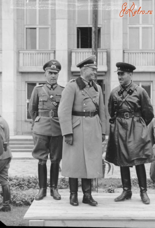 Брест - Генерал Гудериан и комбриг Кривошеин во время передачи Брест-Литовска Красной Армии
