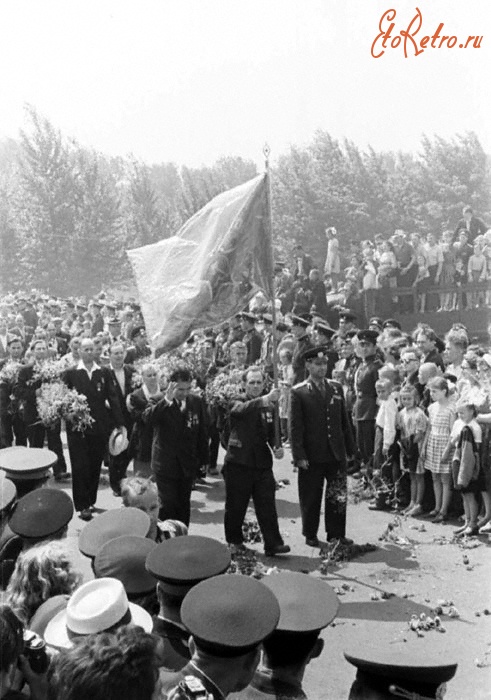 Брест - Группа защитников Брестской крепости, прибывших в Брест по случаю 20-летия начала Великой Отечественной войны, выходят из музея обороны с боевым знаменем.