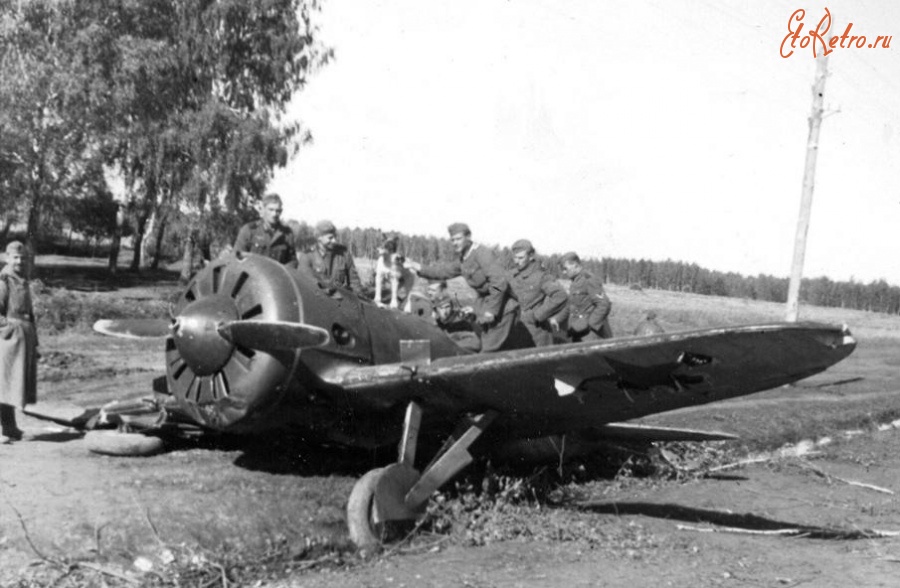 Авиация - Поврежденный истребитель И-16, захваченный немцами