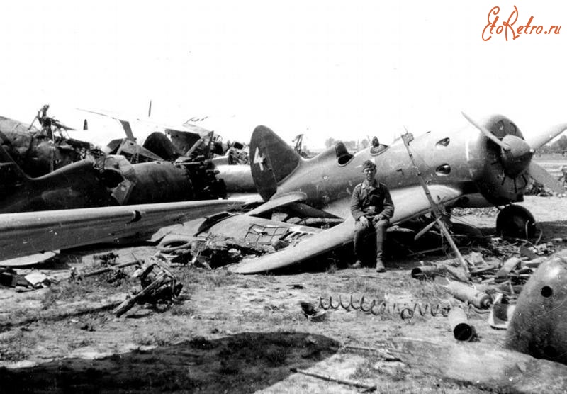 Авиация - Cоветский аэродром, заполненный разбитыми самолетами.