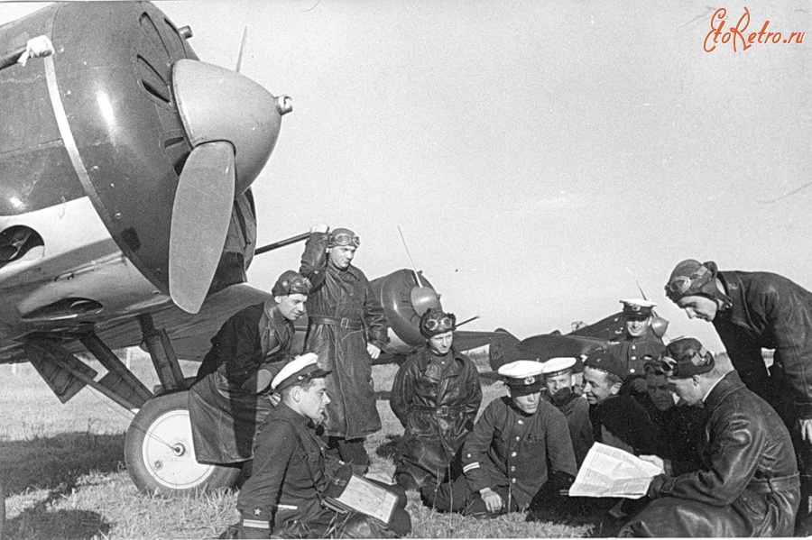 Авиация - Личный состав 13-й отдельной истребительной авиационной эскадрильи ВВС Балтийского флота возле истребителя И-16. 1940 го