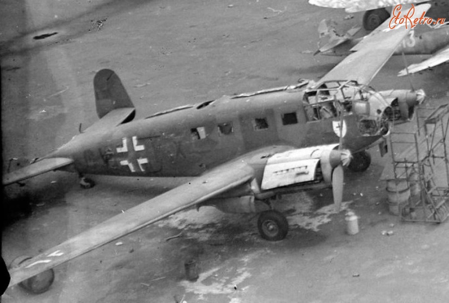 Авиация - Разбитая немецкая авиатехника на аэродроме Вунсторф. Германия, 1945г.