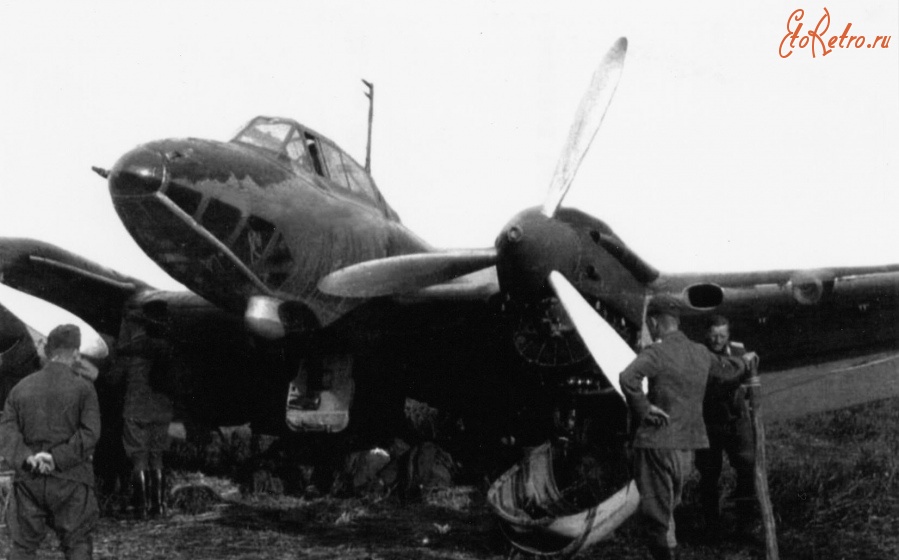 Авиация - Немцы осматривают захваченный советский пикирующий бомбардировщик Пе-2.