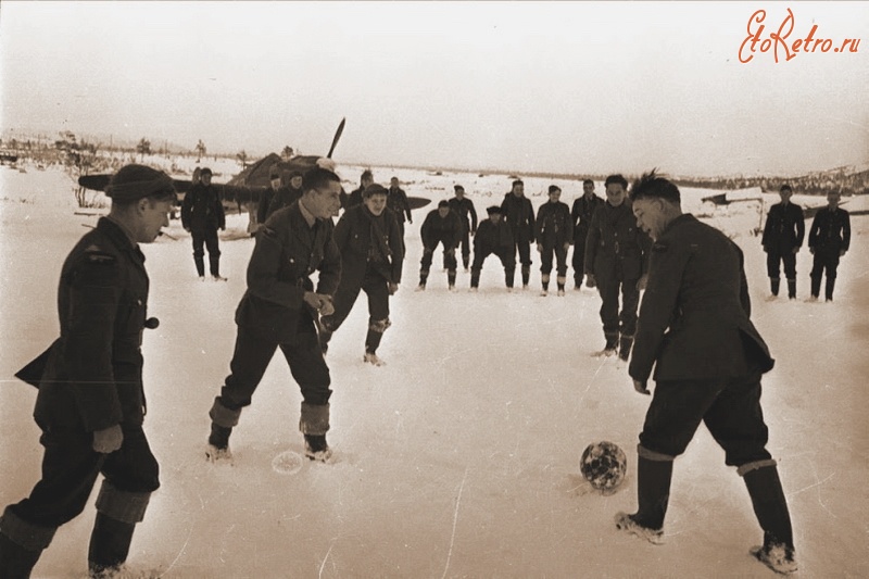 Авиация - Английские летчики и механики играют в футбол на аэродроме Ваенга,Мурманская область