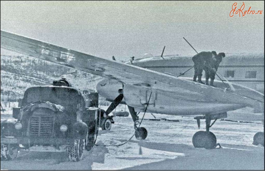 Авиация - Самолёт Ил-14 в аэропорту Магадана 47 км. 1942-1945