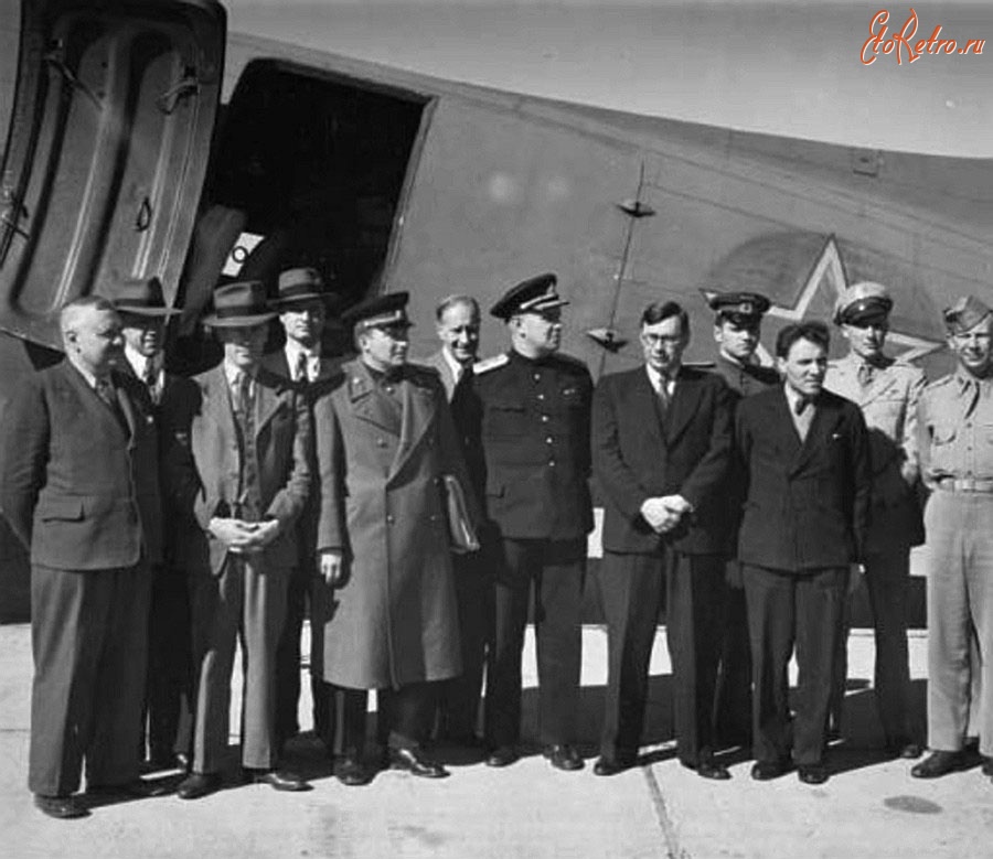 Авиация - Алсиб. Советская делегация возле самолёта Си-47 на аэродроме Анкориджа