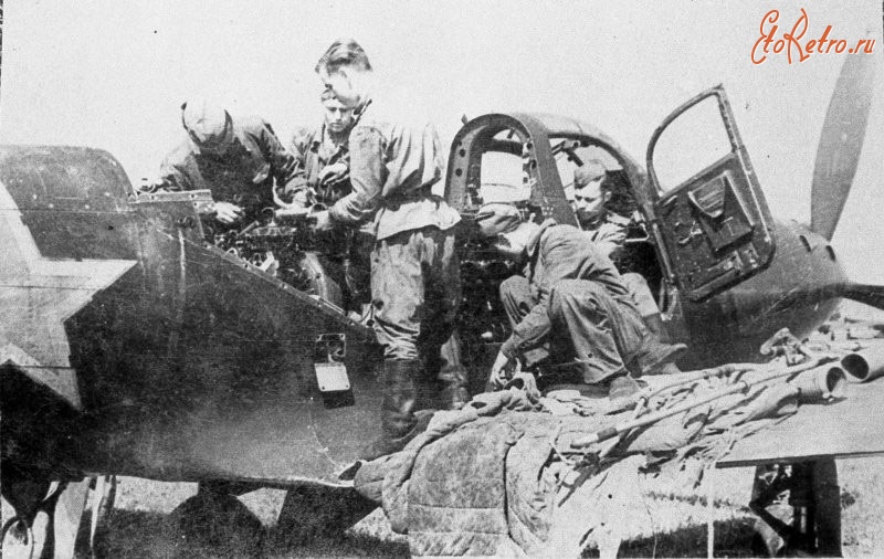 Авиация - Советские авиатехники ремонтируют двигатель истребителя  Р-39 