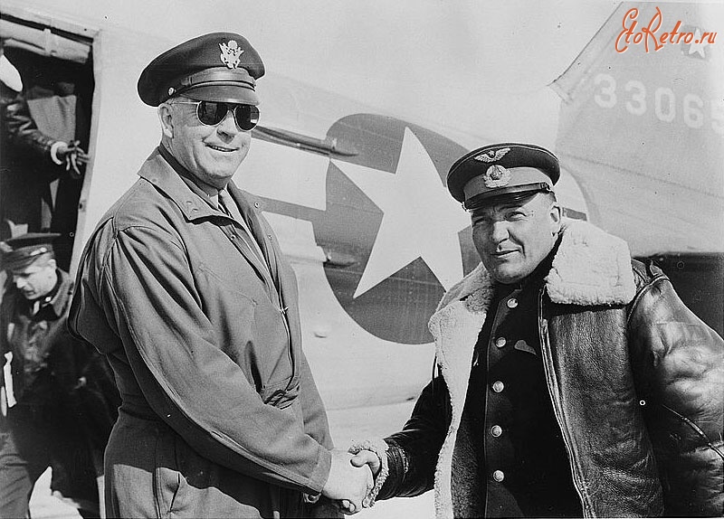 Авиация - Командир перегоночного авиаполка полковник Васин П.С. и генерал Дейл Б.Гаффни. Аляска