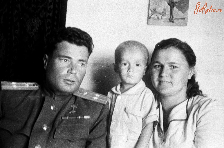 Авиация - Герой Советского Союза командир перегоночного авиаполка Власов с женой и сыном. Аляска, 1943-1944