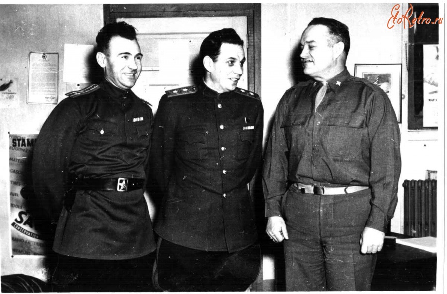 Авиация - Военные представители  ВВС РККА М.Г.Мачин (слева) и А.А.Авсеевич (в центре). Аляска, 1942-1945