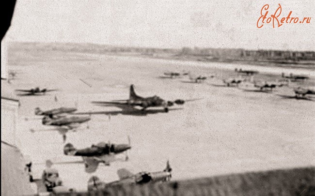 Авиация - Бомбардировщик В-17 между двумя рядами самолётов Р-39 и В-25 на аэродроме в Фэрбенксе. Аляска, 1943-1944