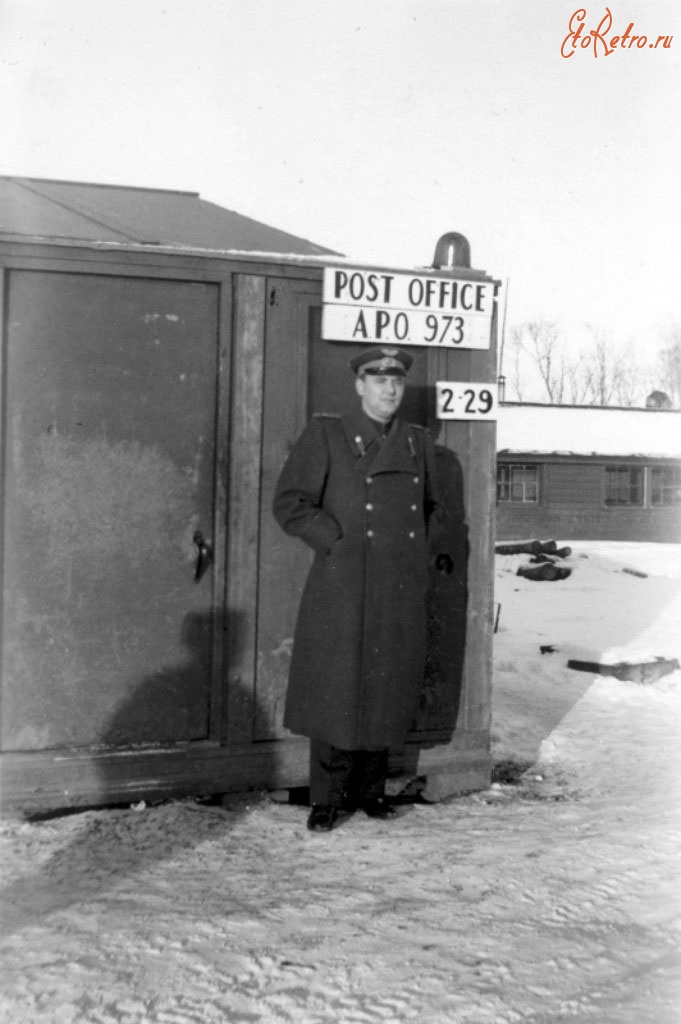 Авиация - Советский офицер ВВС возле почтового отделения аэродрома Галена на Аляске. Алсиб, 1942-1945