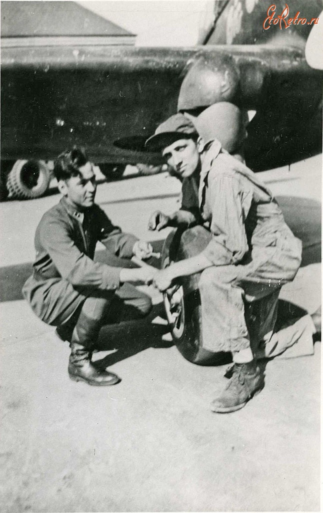 Авиация - Техник-лейтенант В.А.Шевчук и американский механик Энди. Аляска, 1942-1943