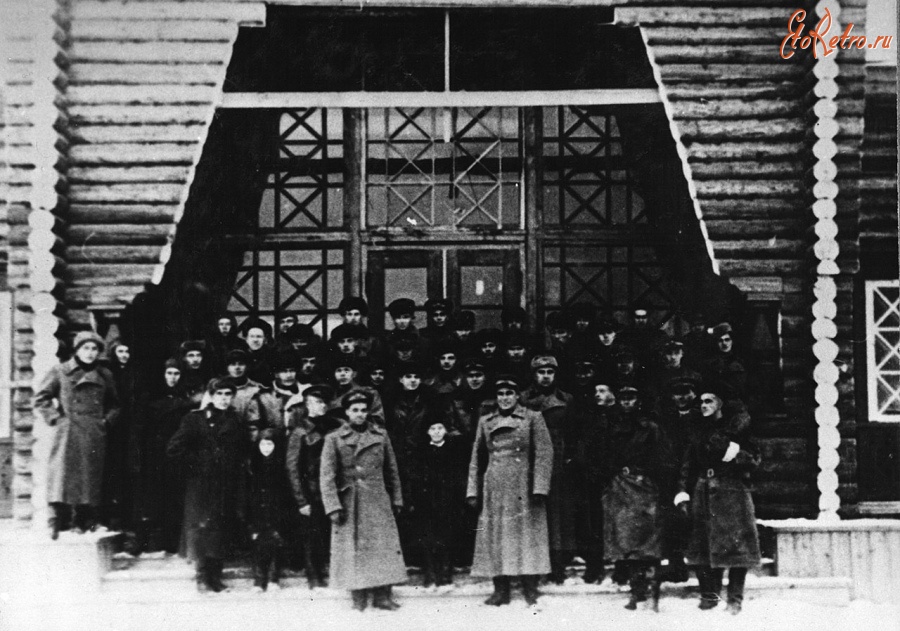 Авиация - Личный состав 1-ой ПАД у здания аэропорта Сеймчан. Алсиб, 1942-1945