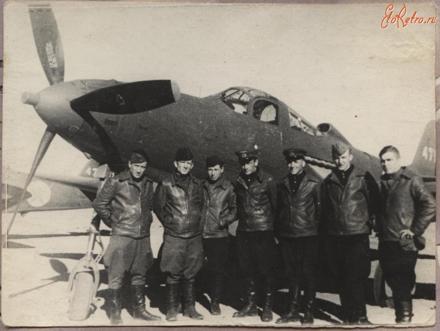 Авиация - Советские лётчики у истребителя Р-39 