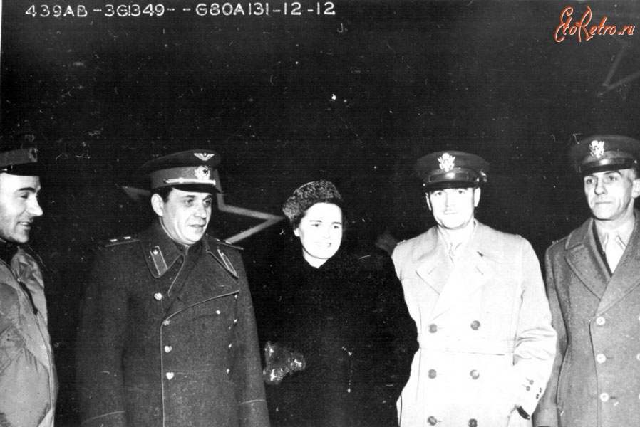 Авиация - Начальник УВММУ генерал-лейтенант А.А.Авсеевич с женой и М.Г.Мачин. Аляска, 1942-1945