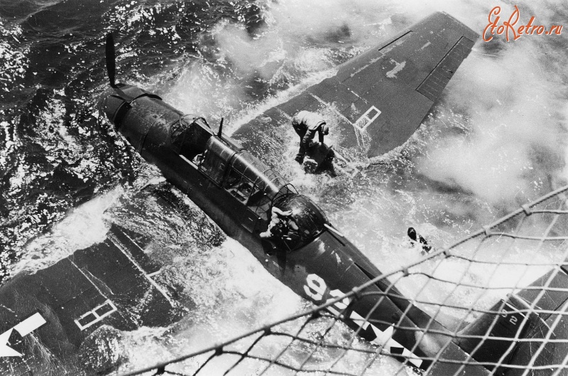 Авиация - Американские летчики спасаются из торпедоносца TBF-1C «Авенджер»