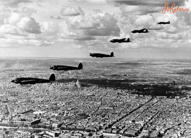 Авиация - Эскадрилья немецких самолетов «Хейнкель111» над Парижем