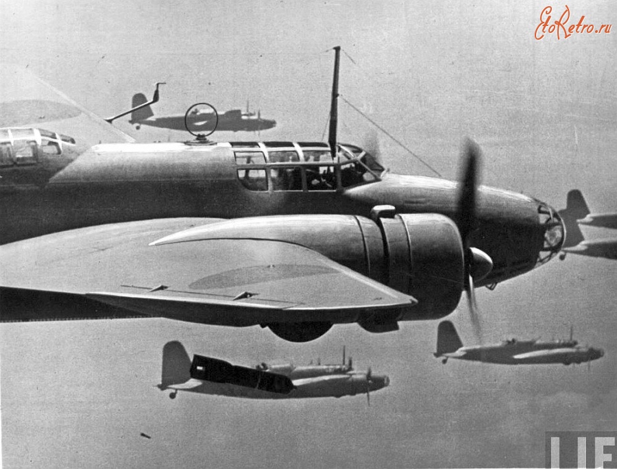 Авиация - Японские двухмоторные бомбардировщики Mitsubishi Ki-21 идут к цели