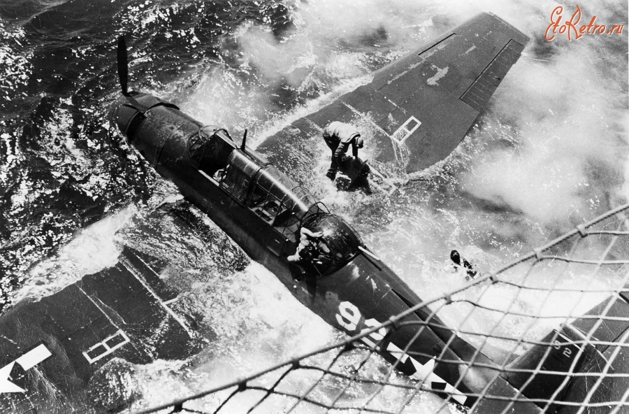 Авиация - Американский торпедоносец-бомбардировщик Grumman TBF Avenger после неудачного взлета с авианосца USS Bataan