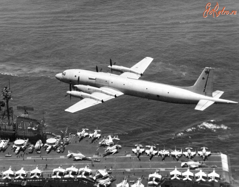 Авиация - Советский противолодочный самолет Ил-38 проходит над авианосной группой ВМС США