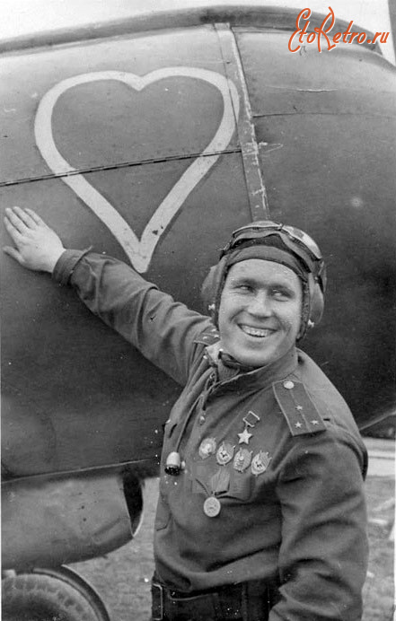Авиация - Александр Лобанов у самолёта Ла-5 ФН с красным сердцем на фюзеляже