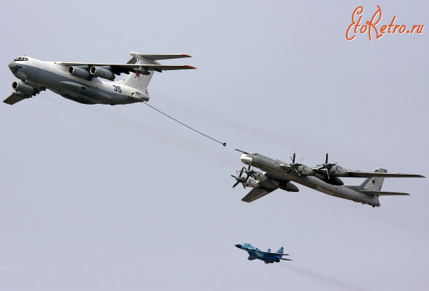 Авиация - Ил-78М производит дозаправку бомбардировщика-ракетоносца Ту-95МС