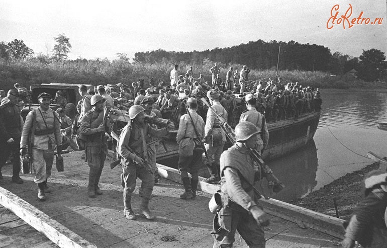 Сербия - Бойцы Красной Армии сходят на берег с баржи, доставившей их на территорию Югославии