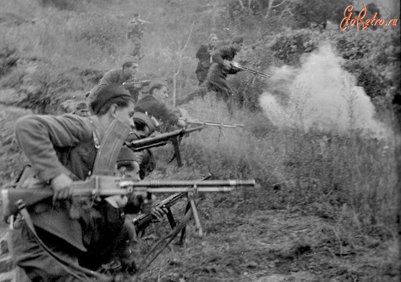 Сербия - Югославские партизаны атакуют в горах отступающего противника