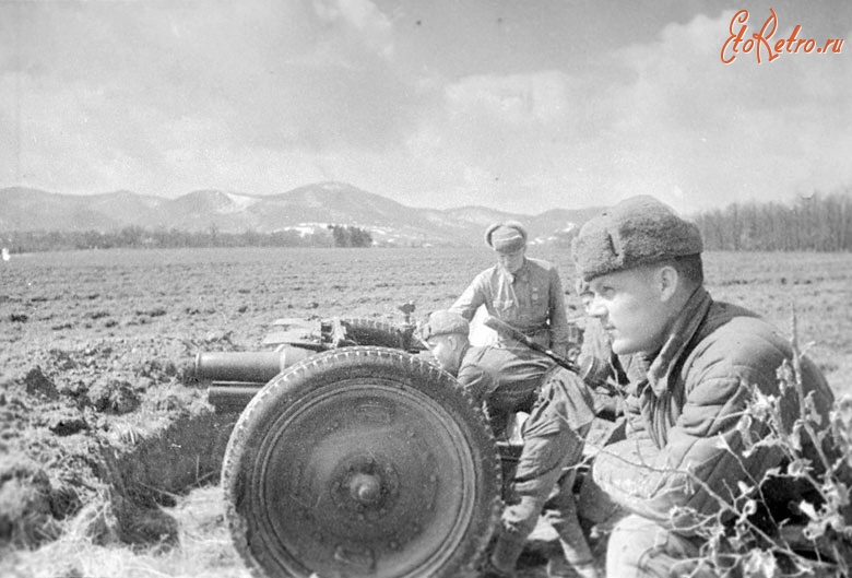 Словакия - Орудие сержанта Кузьминова на огневой позиции в Карпатах на Чехословацкой границе