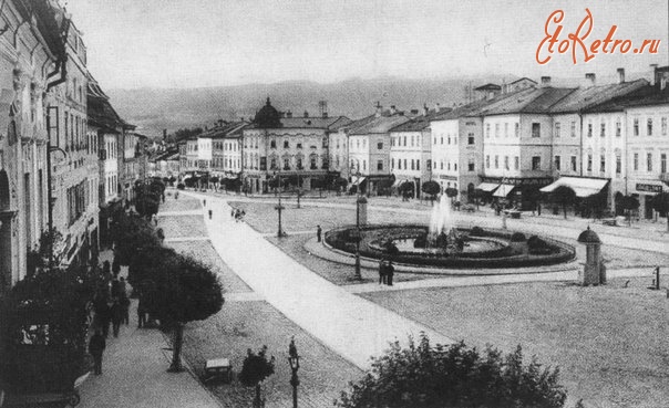 Словакия - Банська Бистриця.  Площа з фонтаном.