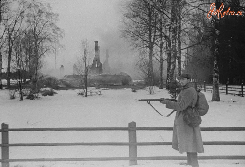 Финляндия - Советский боец на охране минного поля в районе бывшей финляндской пограничной заставы