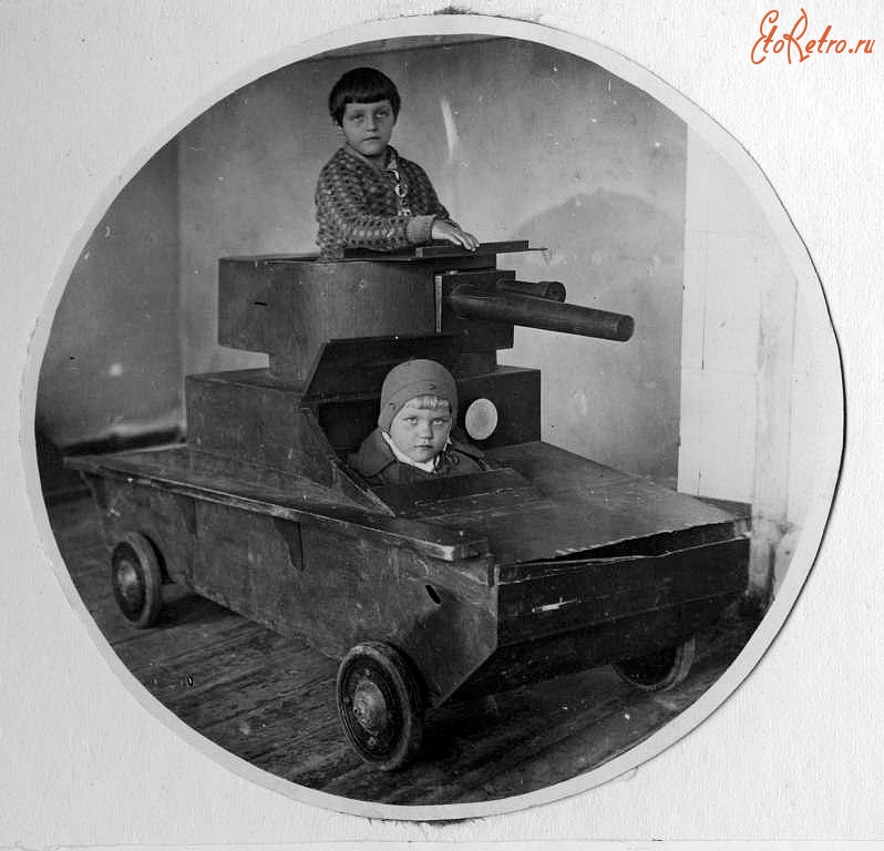 Игрушки - Дети в деревянном макете танка Т-26